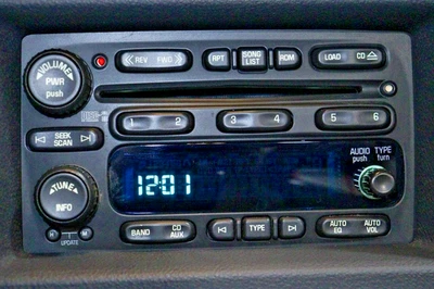 03-06 雪佛兰 SSR 原始设备制造商立体声调幅/调频收音机 6 盘 CD 更换器 DELPHI DELCO #15196055 — 第 1/2 张图片