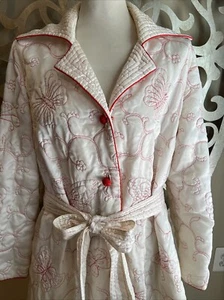 Vintage NEIMAN MARCUS Morgenmantel GROß Hausmantel Satin rot bestickt gesteppt Knopfleiste zum Binden - Bild 1 von 13