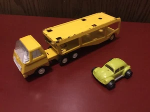 Trasportatore auto mini tonka giallo vintage anni 70 con piccolo mini maggiolino. - Foto 1 di 12