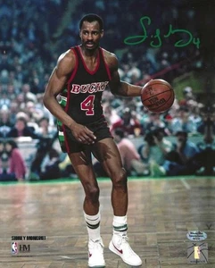 Signed 8x10 SIDNEY MONCRIEF  Milwaukee Bucks  Autographed Photo COA - Picture 1 of 1