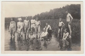 Baden Schwimmer im Seebad, Frauen Männer und Kinder Bademode Foto AK um 1920 - Picture 1 of 2