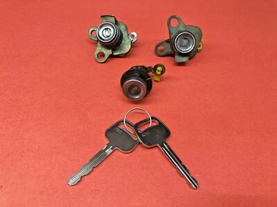 1998-2002 TOYOTA COROLLA DRIVER PASSENGER TRUNK DOOR LOCK CYLINDER SET DLS802 - Image 1 of 3