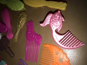 Lot of 39 Misc doll Hair Brushes Combs 1 1987 Barbie Seahorse Bratz Mattel etc - Picture 1 of 12