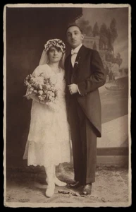 SNAPSHOT da ALBUM* Europa STUDIO RPPC appena COPPIA SPOSATA 1920? tuta fiori - Foto 1 di 4