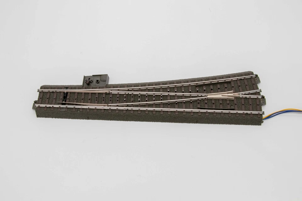 Marklin C 24711 scambio sinistro lungo + motore elettrico 74491 senza fine corsa - Immagine 1 di 2