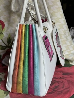 Bolso grande blanco Betsey Johnson con paneles laterales arco iris, estuche y gafas de sol Foto 1 de 4
