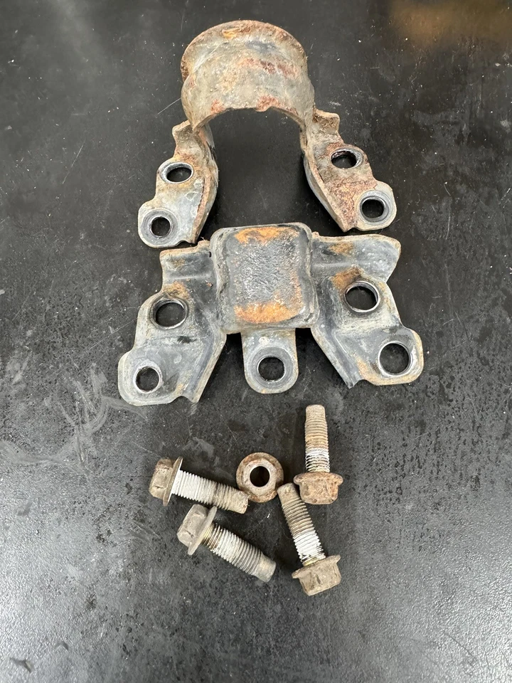 2003-2008 Nissan 350Z G35 Front Sway Bar Driver/Passenger Side Bracket &Hardware - Image 1 of 1