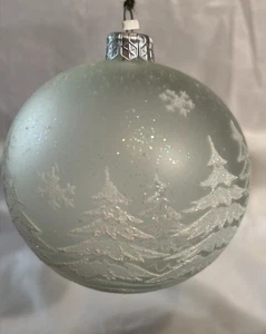 4" Glas Eisweiß Ornament mit mattierter Szene Weihnachtskugel - Bild 1 von 8