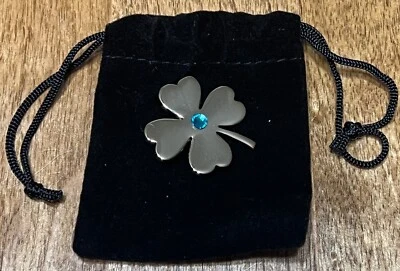 Broche prendedor trébol de cuatro hojas de la suerte chapado en oro con piedra de circón azul Foto 1 de 4