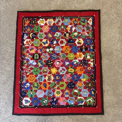 I Spy VIP для детского стеганого одеяла Cranston Holidays настенная тканевая панель 35x43 дюйма красная - Изображение 1 из 4