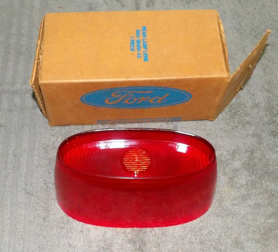 Ford Custom 300 Fairlane 500 Skyliner 1958 Sunliner nuevo de lote lente de luz trasera Foto 1 de 4
