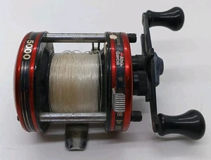 Mulinello Abu Garcia Ambassador 5000 Baitcasting Rosso Made In Sweden ricambi o riparazione - Foto 1 di 8