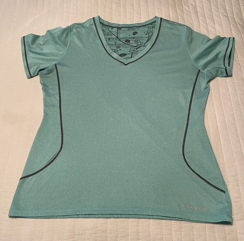 Top floral de manga corta Brooks Equilibrium Technology para mujer cuello en V en L Foto 1 de 4