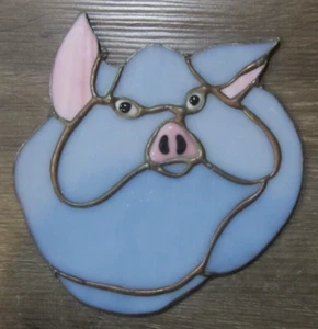 Placa colgante de vitral con temática de cerdo, 7 1/2" de diámetro - Imagen 1 de 7