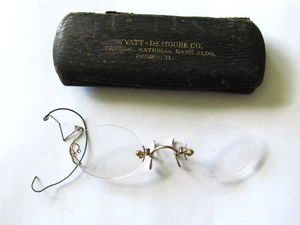 ANTIKE BRILLE IM ETUI WYATT-DEMOURE OPTIKER PEORIA IL - Bild 1 von 6