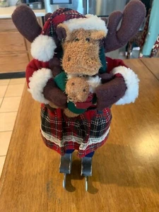 Weihnachtsfigur Frau Elch Plüsch auf Holzschlittschuhen 15 Zoll groß - Bild 1 von 5