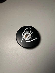 Lukas Reichel handsigniert signed Chicago Blackhawks Puck!! - Bild 1 von 1