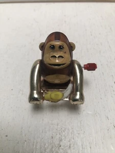 Vintage 1980 TOMY #2576 Pop Over Wind Up giocattolo gorilla / scimmia / scimmia con banana - Foto 1 di 4