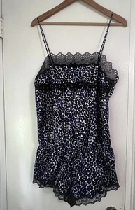 Pagliaccetto/camicia da notte Victoria’s Secret blu stampa animalier pezzo unico in raso e pizzo - L - Foto 1 di 13