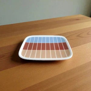 Plato rectangular de gres Marimekko Oiva Tiiliskivi estampado de ladrillo marrón y azul  - Imagen 1 de 10