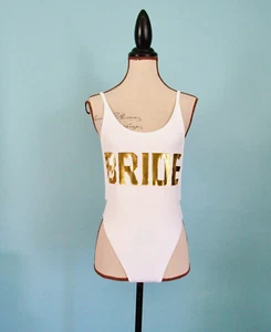 Talla: XS Blanco FASHIONNOVA Una Pieza 'NOVIA' Estampado Dorado Volver Out Mujeres - Imagen 1 de 10