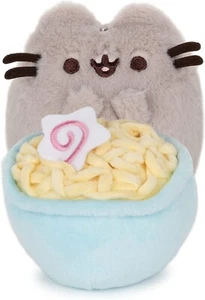 GUND Pusheen the Cat 10 Años DX Ramen Bowl, un lindo gato de peluche - Imagen 1 de 5