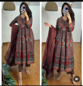 Hermoso Algodón Estampado Bordado Trabajo Anarkali Kurta Pantalón Dupatta Conjunto Vestido - Imagen 1 de 5