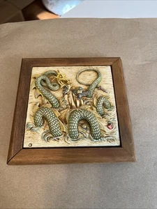 Pintoresco azulejo esculpido enmarcado en 3D SERPIENTE CON COLA DE MISIL SCUD - Imagen 1 de 7