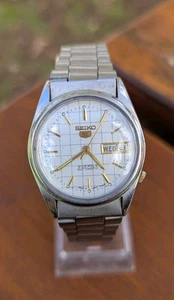 1980's Seiko 5 Automatic Men's Watch with Rare White Matrix Dial - Picture 1 of 8