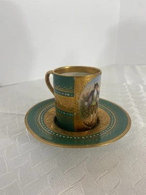 Xícara e pires vintage demitasse pintados à mão – verde e dourado com cena romântica - Imagem 1 de 4