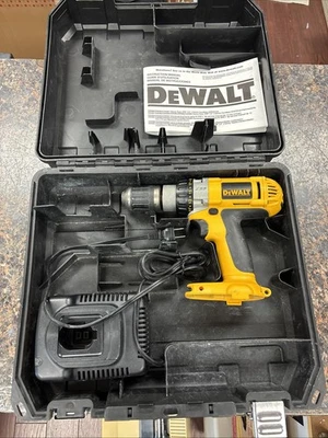 Taladro inalámbrico de alta resistencia Dewalt DW983 14,4 voltios 1/2" con cargador y estuche Foto 1 de 4