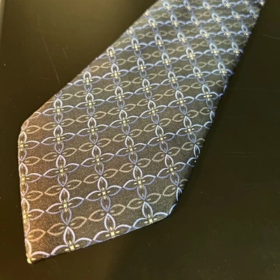 IMPRESIONANTE CORBATA DE SEDA JZ RICHARDS Geométrica Floral Cuadrilámetro Repetición Negro y Azul Foto 1 de 4