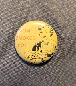 Rare Vintage MOM SMOKES POT, Pin Back, Button - Bild 1 von 3