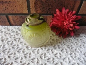 ANCIEN ABAT JOUR EN VERRE VERT ART DECO H 9 CM X 10,50 CM - Picture 1 of 7