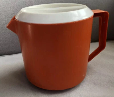 Vintage Retro Rubbermaid 1.5 Quart Plastic Pitcher Orange with White Lid 2745 - Image 1 of 4