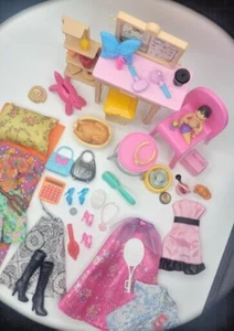 Mattel Barbie Sized Lot Of Accessories Furniture Doll House Baby Clothes Food - Bild 1 von 4