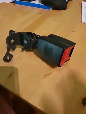 2015-2020 AUDI S3 8V - REAR LEFT SEAT BELT Double Buckle / Receiver 8V0857739A - Image 1 of 3