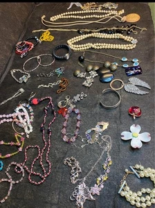 Schmuck Konvolut Armbänder, Perlen, Ketten, Ohrringe Knöpfe mehr Konvolut #4 - Bild 1 von 10