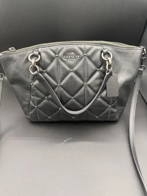 Bolso de Mano Coach Kelsey Pequeño de Cuero Acolchado Negro con Tachuelas Foto 1 de 4