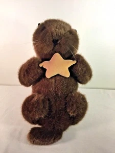 Peluche Dakin marrón nutria marina 1993 sosteniendo una estrella animal de peluche 14" usado en excelente estado - Imagen 1 de 6
