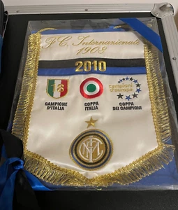 INTER FC GAGLIARDETTO CELEBRATIVO RICAMATO TRIPLETE 2009/2010 CONF. ORGINALE - Foto 1 di 2