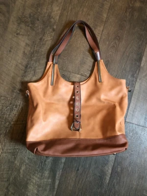 Bolso de Mano Bolso de Mano Negro Remache para Mujer Marrón Hebilla Bolsillo para Teléfono Doble Asa Cremallera Foto 1 de 4