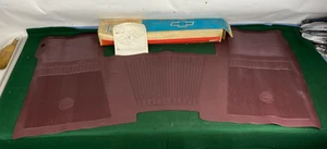 Nuevo de lote antiguo 1967 67 accesorios Impala/Caprice par de tapetes de piso delantero MAROON GM 986984 - Imagen 1 de 7