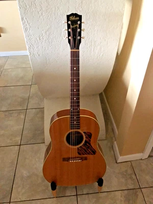 Gibson  J 35 acoustic electric guitar - Image 1 of 4