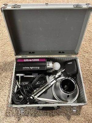 Kit Flash Estudio Paul C. Buff White Lightning Ultra 1200 con Estuche, Soporte, Reflector Foto 1 de 4