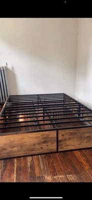 Marco de cama de plataforma industrial de tamaño completo con cajones de almacenamiento Foto 1 de 2