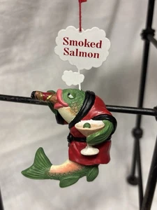Lachs eine Zigarre rauchen und einen Martini schlürfen Weihnachtsschmuck Räucherlachs Harz - Bild 1 von 5