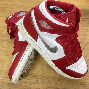 NIKE AIR JORDAN 1 RETRO HIGH GS SILBERMEDAILLE ROT SPORTSCHUHE GRÖßE UK 6 (E06) - Bild 1 von 10