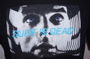 Maglietta SURF IS DEAD 2001 A Space Odyssey Movie Stanley Kubrick Skate Surfer L - Foto 1 di 6