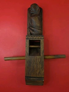 Indonesische Holzbearbeitung Handhobel Werkzeug ~ aufwendig geschnitzte schlafende Figur 12,5"T - Bild 1 von 17